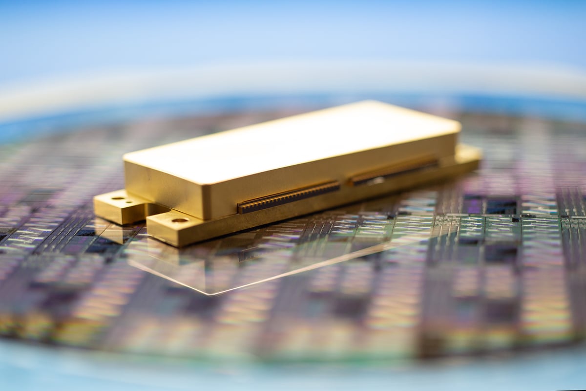 gold bar on wafer_retouched
